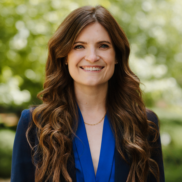 Head shot of Claire Anstead